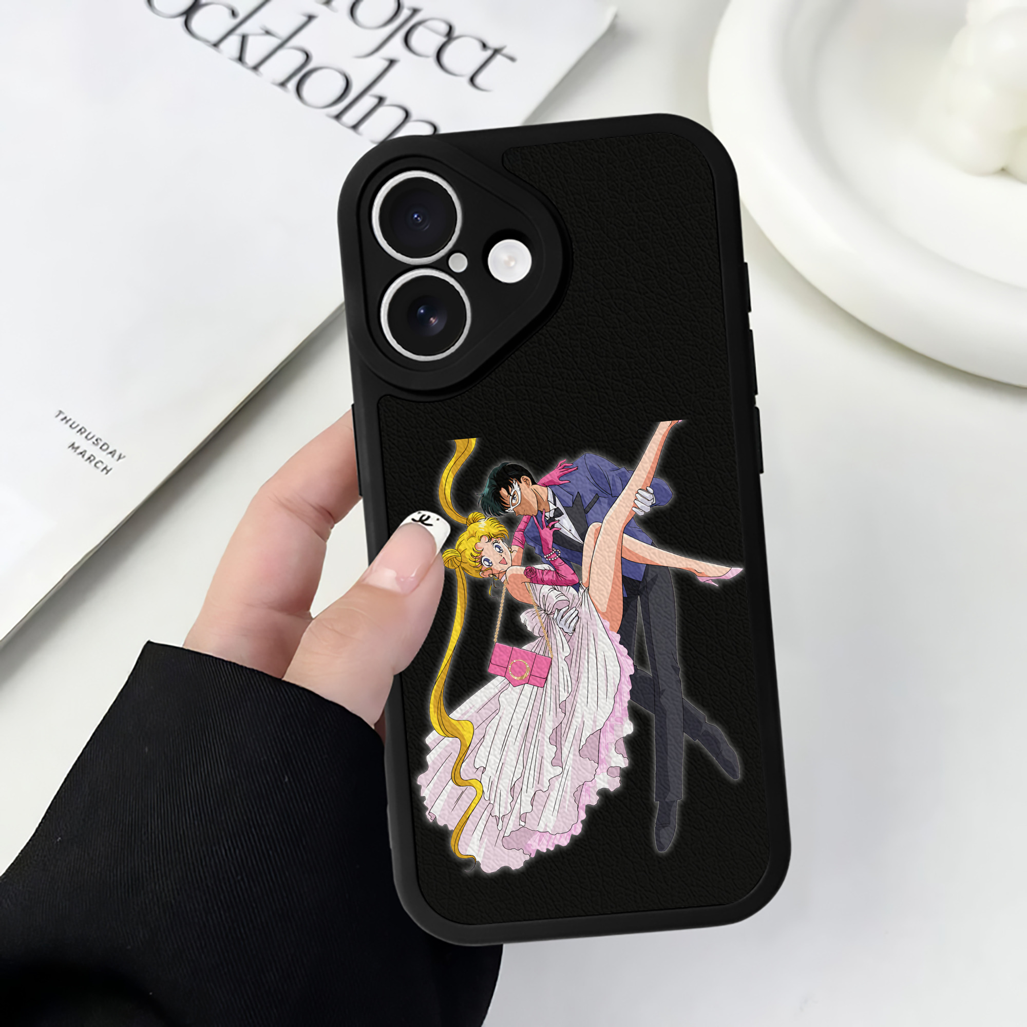 （画像用） 美少女戦士セーラームーン 愛野 美奈子 あいの みなこ Sailor Moon Aino Minako 【iPhone 16シリーズ対応】シリコンスマホケース（レザー調） 材質：シリコン